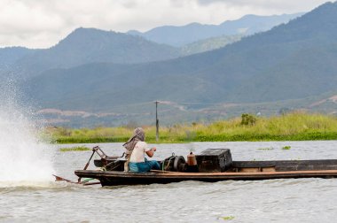 Inle Lake, Myanmar - 30 Ağustos 2016: Myanmar'ın Shan Eyaletinin Taunggyi İlçesi'nin Nyaungshwe İlçesi'nde bulunan bir tatlı su gölü olan Inle Sap'ın üzerinde bambu teknede bulunan tanımlanamayan Birmanyalı adam