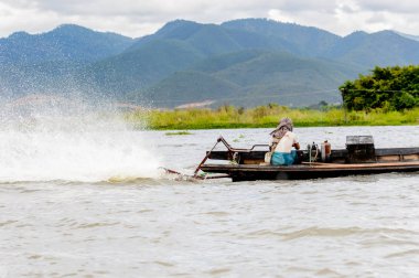 Inle Lake, Myanmar - 30 Ağustos 2016: Myanmar'ın Shan Eyaletinin Taunggyi İlçesi'nin Nyaungshwe İlçesi'nde bulunan bir tatlı su gölü olan Inle Sap'ın üzerinde bambu teknede bulunan tanımlanamayan Birmanyalı adam