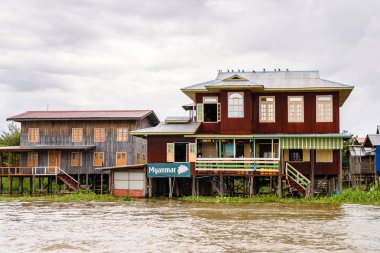 Inle Lake, Myanmar - 30 Ağustos 2016: Inle Sap üzerinde inpawkhon köyü, Shan Eyaleti Taunggyi İlçesi Nyaungshwe İlçesi'nde bir tatlı su gölü, Myanmar