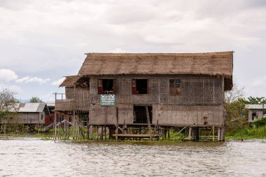 Inle Lake, Myanmar - 30 Ağustos 2016: Inle Sap üzerinde inpawkhon köyü, Shan Eyaleti Taunggyi İlçesi Nyaungshwe İlçesi'nde bir tatlı su gölü, Myanmar