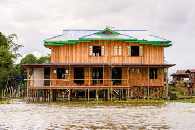 Inle Lake, Myanmar - 30 Ağustos 2016: Inle Sap üzerinde inpawkhon köyü, Shan Eyaleti Taunggyi İlçesi Nyaungshwe İlçesi'nde bir tatlı su gölü, Myanmar