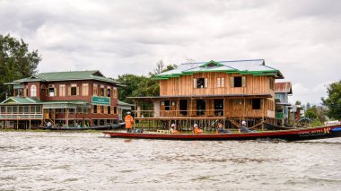 Inle Lake, Myanmar - 30 Ağustos 2016: Inle Sap üzerinde inpawkhon köyü, Shan Eyaleti Taunggyi İlçesi Nyaungshwe İlçesi'nde bir tatlı su gölü, Myanmar
