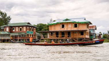 Inle Lake, Myanmar - 30 Ağustos 2016: Inle Sap üzerinde inpawkhon köyü, Shan Eyaleti Taunggyi İlçesi Nyaungshwe İlçesi'nde bir tatlı su gölü, Myanmar
