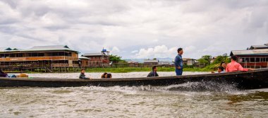 Inle Lake, Myanmar - 30 Ağustos 2016: Inle Sap üzerinde inpawkhon köyü, Shan Eyaleti Taunggyi İlçesi Nyaungshwe İlçesi'nde bir tatlı su gölü, Myanmar