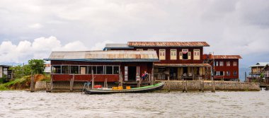 Inle Lake, Myanmar - 30 Ağustos 2016: Inle Sap üzerinde inpawkhon köyü, Shan Eyaleti Taunggyi İlçesi Nyaungshwe İlçesi'nde bir tatlı su gölü, Myanmar