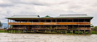 Inle Lake, Myanmar - 30 Ağustos 2016: Inle Sap üzerinde inpawkhon köyü, Shan Eyaleti Taunggyi İlçesi Nyaungshwe İlçesi'nde bir tatlı su gölü, Myanmar