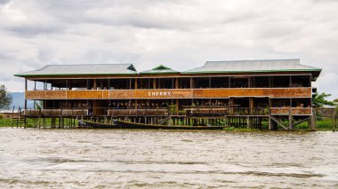 Inle Lake, Myanmar - 30 Ağustos 2016: Inle Sap üzerinde inpawkhon köyü, Shan Eyaleti Taunggyi İlçesi Nyaungshwe İlçesi'nde bir tatlı su gölü, Myanmar