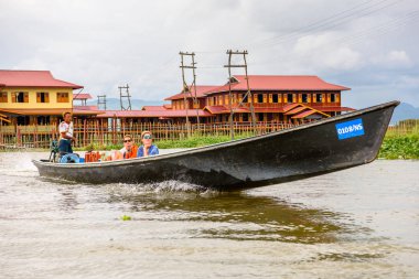 Inle Lake, Myanmar - 30 Ağustos 2016: Inle Sap üzerinde inpawkhon köyü, Shan Eyaleti Taunggyi İlçesi Nyaungshwe İlçesi'nde bir tatlı su gölü, Myanmar