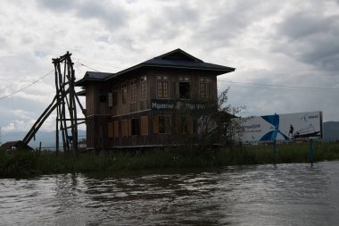 Inle Lake, Myanmar - 30 Ağustos 2016: Inle Sap üzerinde inpawkhon köyü, Shan Eyaleti Taunggyi İlçesi Nyaungshwe İlçesi'nde bir tatlı su gölü, Myanmar