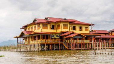 Inle Lake, Myanmar - 30 Ağustos 2016: Inle Sap üzerinde Inpawkhon köyünde ahşap ev, Shan Eyaleti Taunggyi İlçesi Nyaungshwe İlçesi'nde bir tatlı su gölü, Myanmar