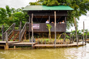 Inle Lake, Myanmar - 30 Ağustos 2016: Inle Sap üzerinde Inpawkhon köyünde ahşap ev, Shan Eyaleti Taunggyi İlçesi Nyaungshwe İlçesi'nde bir tatlı su gölü, Myanmar