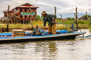 Inle Lake, Myanmar - 30 Ağustos 2016: Myanmar'ın Shan Eyaletinin Taunggyi İlçesi'nin Nyaungshwe İlçesi'nde bulunan bir tatlı su gölü olan Inle Sap'ın üzerinde bambu teknede bulunan tanımlanamayan Birmanyalı adam