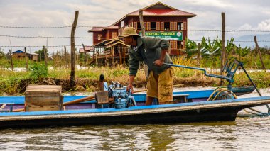 Inle Lake, Myanmar - 30 Ağustos 2016: Myanmar'ın Shan Eyaletinin Taunggyi İlçesi'nin Nyaungshwe İlçesi'nde bulunan bir tatlı su gölü olan Inle Sap'ın üzerinde bambu teknede bulunan tanımlanamayan Birmanyalı adam