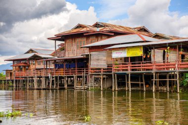 Inle Lake, Myanmar - 30 Ağustos 2016: Inle Sap üzerinde inpawkhon köyü, Shan Eyaleti Taunggyi İlçesi Nyaungshwe İlçesi'nde bir tatlı su gölü, Myanmar