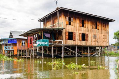 Inle Lake, Myanmar - 30 Ağustos 2016: Inle Sap üzerinde inpawkhon köyü, Shan Eyaleti Taunggyi İlçesi Nyaungshwe İlçesi'nde bir tatlı su gölü, Myanmar