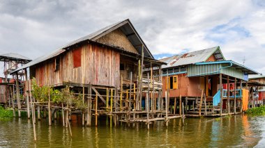 Inle Lake, Myanmar - 30 Ağustos 2016: Inle Sap üzerinde inpawkhon köyü, Shan Eyaleti Taunggyi İlçesi Nyaungshwe İlçesi'nde bir tatlı su gölü, Myanmar