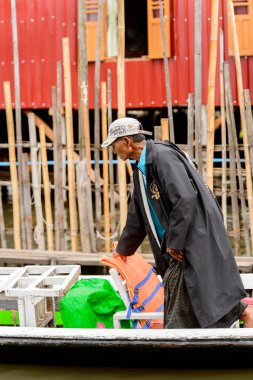 Inle Lake, Myanmar - 30 Ağustos 2016: Myanmar'ın Shan Eyaletinin Taunggyi İlçesi'nin Nyaungshwe İlçesi'nde bulunan bir tatlı su gölü olan Inle Sap'ın üzerinde bambu teknede bulunan tanımlanamayan Birmanyalı adam