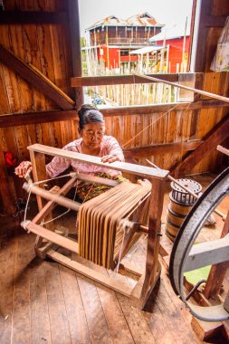 Inle Lake, Myanmar - 30 Ağustos 2016: Inle Sap üzerinde bir köy, Shan Eyaleti'nin Taunggyi İlçesi Nyaungshwe İlçesi'nde bulunan bir tatlı su gölü, Myanmar