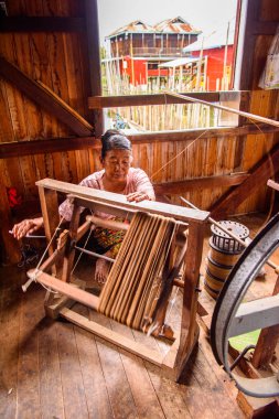 Inle Lake, Myanmar - 30 Ağustos 2016: Inle Sap üzerinde bir köy, Shan Eyaleti'nin Taunggyi İlçesi Nyaungshwe İlçesi'nde bulunan bir tatlı su gölü, Myanmar
