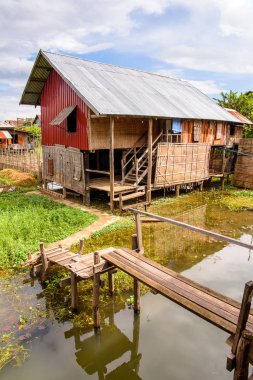 Inle Lake, Myanmar - 30 Ağustos 2016: Inle Sap üzerinde inpawkhon köyü, Shan Eyaleti Taunggyi İlçesi Nyaungshwe İlçesi'nde bir tatlı su gölü, Myanmar