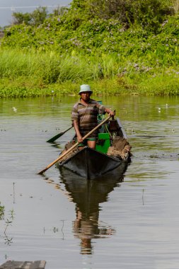 Inle Lake, Myanmar - 30 Ağustos 2016: Myanmar'ın Shan Eyaletinin Taunggyi İlçesi'nin Nyaungshwe İlçesi'nde bulunan bir tatlı su gölü olan Inle Sap'ın üzerinde bambu teknede bulunan tanımlanamayan Birmanyalı adam