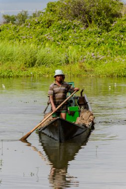 Inle Lake, Myanmar - 30 Ağustos 2016: Myanmar'ın Shan Eyaletinin Taunggyi İlçesi'nin Nyaungshwe İlçesi'nde bulunan bir tatlı su gölü olan Inle Sap'ın üzerinde bambu teknede bulunan tanımlanamayan Birmanyalı adam