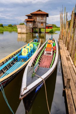 Inle Gölü, Myanmar - 30 Ağustos 2016: Inle Sap üzerinde Inpawkhon köyünün doğası, Shan Eyaleti'nin Taunggyi İlçesi Nyaungshwe İlçesi'nde bir tatlı su gölü, Myanmar