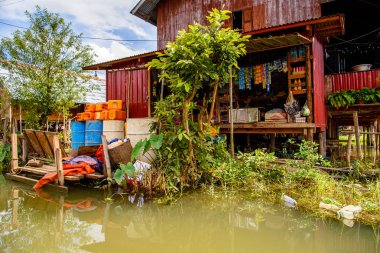 Inle Gölü, Myanmar - 30 Ağustos 2016: Inle Sap üzerinde Inpawkhon köyünün doğası, Shan Eyaleti'nin Taunggyi İlçesi Nyaungshwe İlçesi'nde bir tatlı su gölü, Myanmar