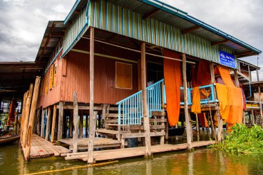 Inle Gölü, Myanmar - 30 Ağustos 2016: Inle Sap üzerinde Inpawkhon köyünün doğası, Shan Eyaleti'nin Taunggyi İlçesi Nyaungshwe İlçesi'nde bir tatlı su gölü, Myanmar