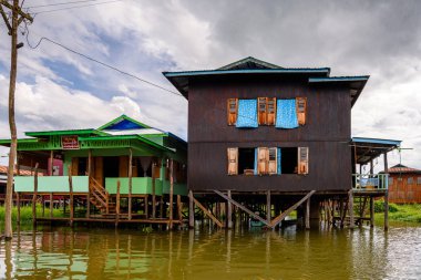 Inle Gölü, Myanmar - 30 Ağustos 2016: Inle Sap üzerinde Inpawkhon köyünün doğası, Shan Eyaleti'nin Taunggyi İlçesi Nyaungshwe İlçesi'nde bir tatlı su gölü, Myanmar