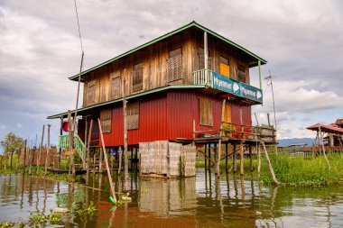 Inle Gölü, Myanmar - 30 Ağustos 2016: Inle Sap üzerinde Inpawkhon köyünün doğası, Shan Eyaleti'nin Taunggyi İlçesi Nyaungshwe İlçesi'nde bir tatlı su gölü, Myanmar