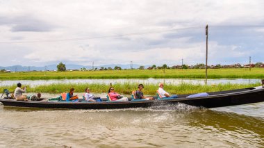 Inle Lake, Myanmar - 30 Ağustos 2016: Myanmar'ın Shan Eyaletinin Taunggyi İlçesi'nin Nyaungshwe İlçesi'nde bulunan bir tatlı su gölü olan Inle Sap'ın üzerinde bambu teknede bulunan tanımlanamayan Birmanyalı adam