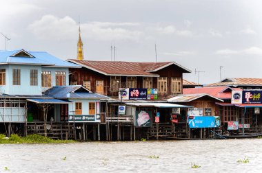 Inle Lake, Myanmar - 30 Ağustos 2016: Inle Sap üzerinde inpawkhon köyü, Shan Eyaleti Taunggyi İlçesi Nyaungshwe İlçesi'nde bir tatlı su gölü, Myanmar