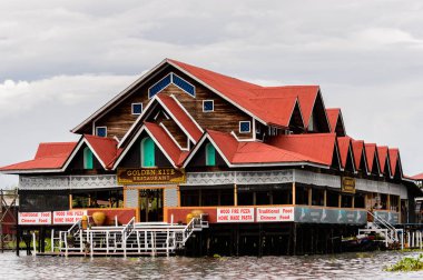 Inle Lake, Myanmar - 30 Ağustos 2016: Inle Sap üzerinde inpawkhon köyü, Shan Eyaleti Taunggyi İlçesi Nyaungshwe İlçesi'nde bir tatlı su gölü, Myanmar