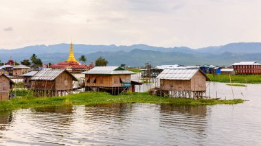 Inle Gölü, Myanmar - 30 Ağustos 2016: Inle Sap üzerinde Inpawkhon köyünün doğası, Shan Eyaleti'nin Taunggyi İlçesi Nyaungshwe İlçesi'nde bir tatlı su gölü, Myanmar