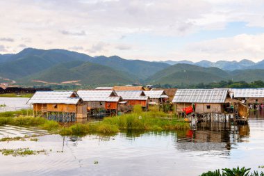 Inle Gölü, Myanmar - 30 Ağustos 2016: Inle Sap üzerinde Inpawkhon köyünün doğası, Shan Eyaleti'nin Taunggyi İlçesi Nyaungshwe İlçesi'nde bir tatlı su gölü, Myanmar
