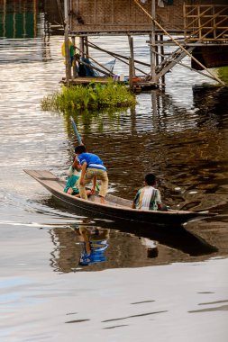 Inle Gölü, Myanmar - 30 Ağustos 2016: Inle Sap üzerinde Inpawkhon köyünün doğası, Shan Eyaleti'nin Taunggyi İlçesi Nyaungshwe İlçesi'nde bir tatlı su gölü, Myanmar