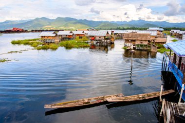 Inle Gölü, Myanmar - 30 Ağustos 2016: Inle Sap üzerinde Inpawkhon köyünün doğası, Shan Eyaleti'nin Taunggyi İlçesi Nyaungshwe İlçesi'nde bir tatlı su gölü, Myanmar