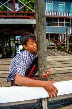 Inle Lake, Myanmar - 30 Ağustos 2016: Inle gölünün iskelesinde tanımlanamayan Birmanyalı çocuk. Myanma halkının yüzde 68'i Bamar etnik grubuna mensandı