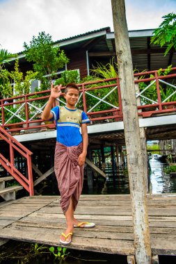 Inle Lake, Myanmar - 30 Ağustos 2016: Inle gölünün iskelesinde tanımlanamayan Birmanyalı çocuk. Myanma halkının yüzde 68'i Bamar etnik grubuna mensandı