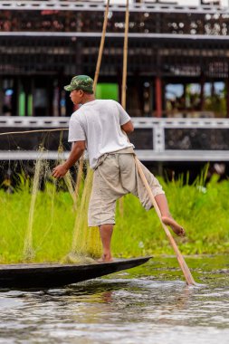 Inle Lake, Myanmar - 30 Ağustos 2016: Myanmar'ın Shan Eyaletinin Taunggyi İlçesi'nin Nyaungshwe İlçesi'nde bulunan bir tatlı su gölü olan Inle Sap'ın üzerinde bambu teknede bulunan tanımlanamayan Birmanyalı adam