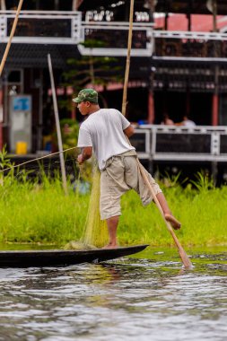 Inle Lake, Myanmar - 30 Ağustos 2016: Myanmar'ın Shan Eyaletinin Taunggyi İlçesi'nin Nyaungshwe İlçesi'nde bulunan bir tatlı su gölü olan Inle Sap'ın üzerinde bambu teknede bulunan tanımlanamayan Birmanyalı adam