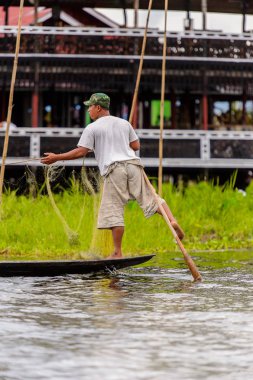 Inle Lake, Myanmar - 30 Ağustos 2016: Myanmar'ın Shan Eyaletinin Taunggyi İlçesi'nin Nyaungshwe İlçesi'nde bulunan bir tatlı su gölü olan Inle Sap'ın üzerinde bambu teknede bulunan tanımlanamayan Birmanyalı adam