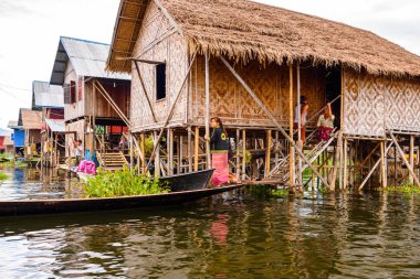 Inle Lake, Myanmar - 30 Ağustos 2016: Inle Sap üzerinde inpawkhon köyünün ahşap mimarisi, Shan Eyaleti'nin Taunggyi İlçesi Nyaungshwe İlçesi'nde bir tatlı su gölü, Myanmar