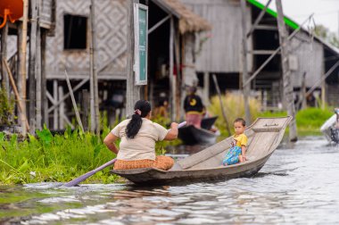 Inle Lake, Myanmar - 30 Ağustos 2016: Tanımlanamayan Birmanyalı çocuk ve bambu tekneannesi Inle Sap üzerinde yelken, Shan Eyaleti Taunggyi İlçesi Nyaungshwe İlçesi'nde bulunan bir tatlı su gölü