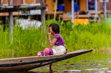 Inle Lake, Myanmar - Ağu 30, 2016: Bambu tekne kimliği belirsiz Birmanya kız Inle Sap üzerinde yelken, Shan Eyaleti Taunggyi İlçesi Nyaungshwe İlçesi'nde bulunan bir tatlı su gölü, Myanmar