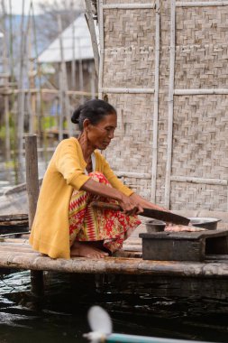 Inle Lake, Myanmar - 30 Ağustos 2016: Inle Sap üzerinde bir köy, Shan Eyaleti'nin Taunggyi İlçesi Nyaungshwe İlçesi'nde bulunan bir tatlı su gölü, Myanmar