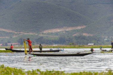 Inle Lake, Myanmar - 30 Ağustos 2016: Myanmar'ın Shan Eyaletinin Taunggyi İlçesi'nin Nyaungshwe İlçesi'nde bulunan bir tatlı su gölü olan Inle Sap'ın üzerinde bambu teknede bulunan tanımlanamayan Birmanyalı adam