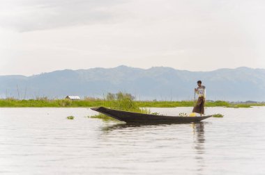 Inle Lake, Myanmar - 30 Ağustos 2016: Myanmar'ın Shan Eyaletinin Taunggyi İlçesi'nin Nyaungshwe İlçesi'nde bulunan bir tatlı su gölü olan Inle Sap'ın üzerinde bambu teknede bulunan tanımlanamayan Birmanyalı adam