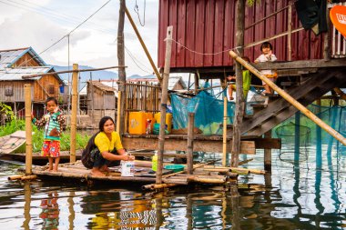 Inle Lake, Myanmar - 30 Ağustos 2016: Inle Sap üzerinde inpawkhon köyünün ahşap mimarisi, Shan Eyaleti'nin Taunggyi İlçesi Nyaungshwe İlçesi'nde bir tatlı su gölü, Myanmar